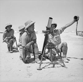 Māori Battalion training in the use of a mortar, Egypt.